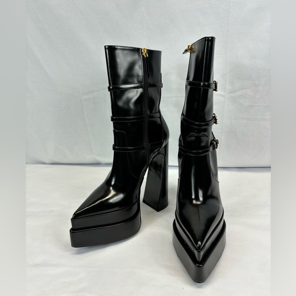 Versace - Aevitas Pointy leather ankle boots - Picture 3 of 12